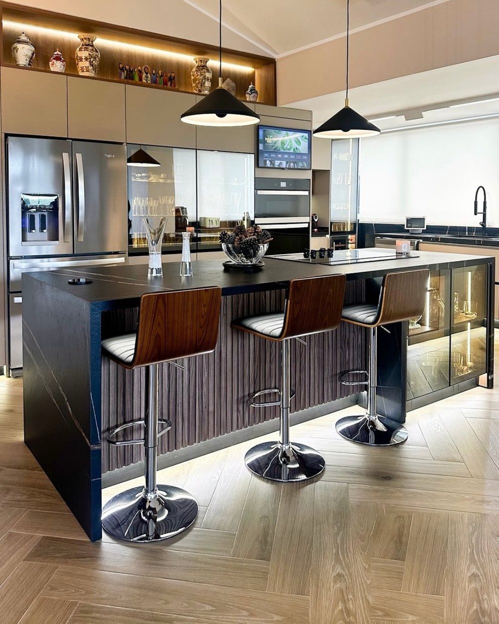 Cocina con isla de piedra oscura y piso espigado