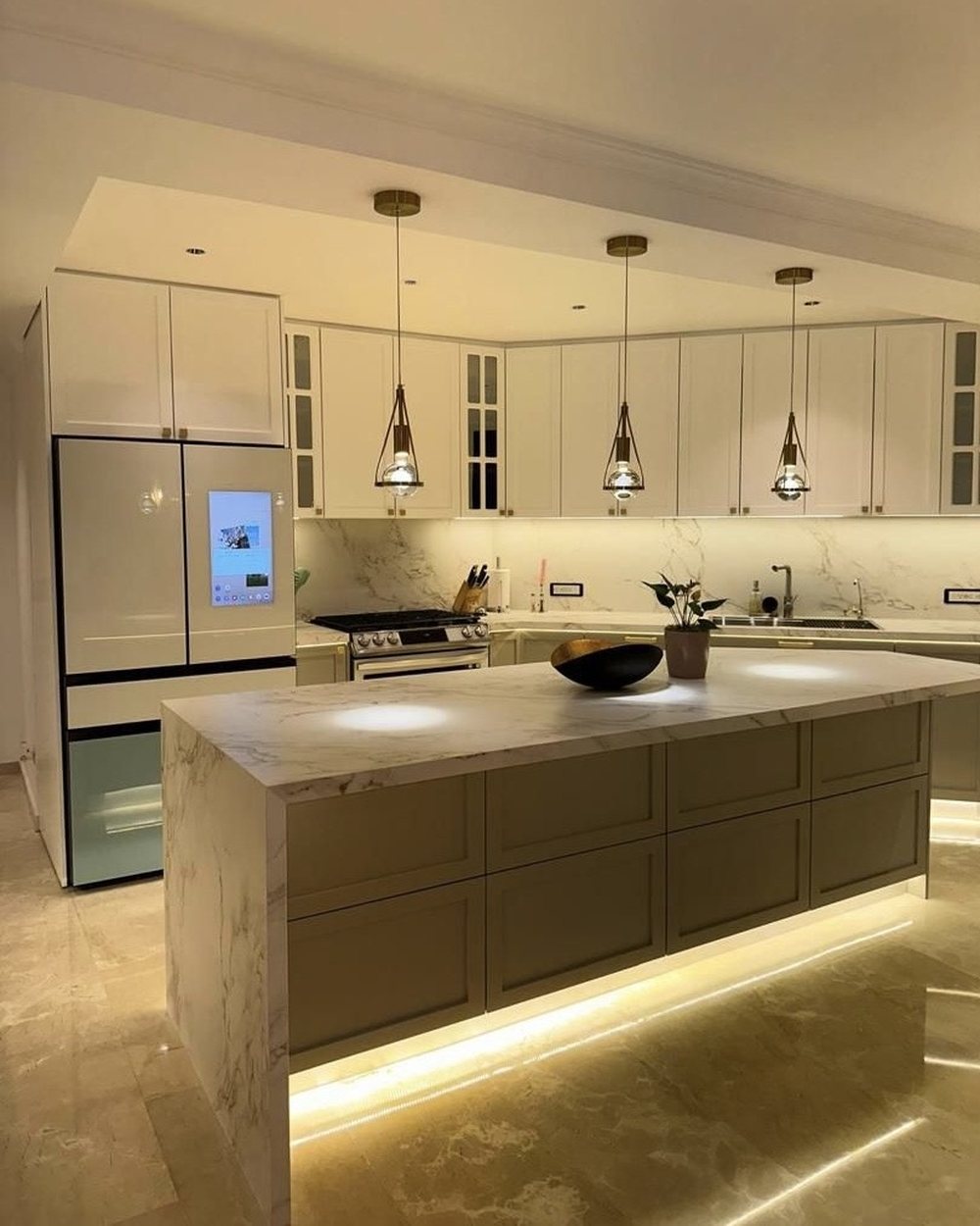 Cocina clásica blanca con isla iluminada