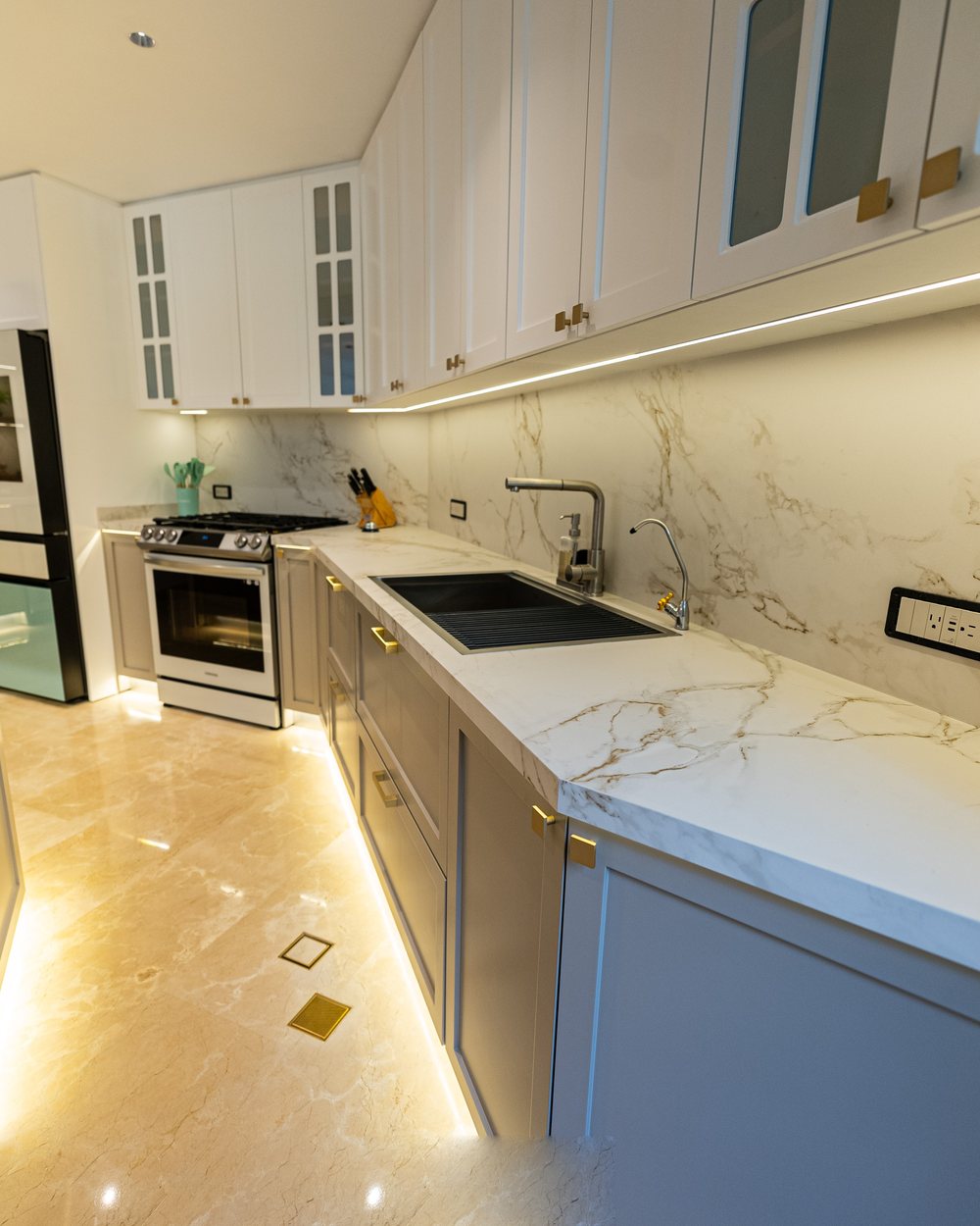 Cocina blanca con tope de mármol e iluminación LED