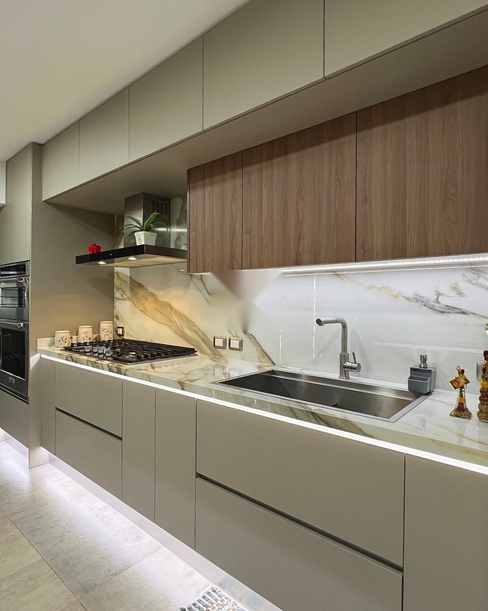 Cocina lineal en tono arena con frente de nogal