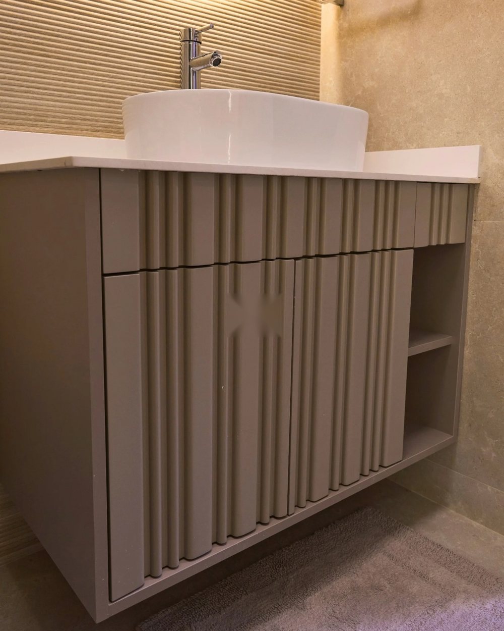 Mueble de baño con frente ranurado y lavamanos sobre mesón